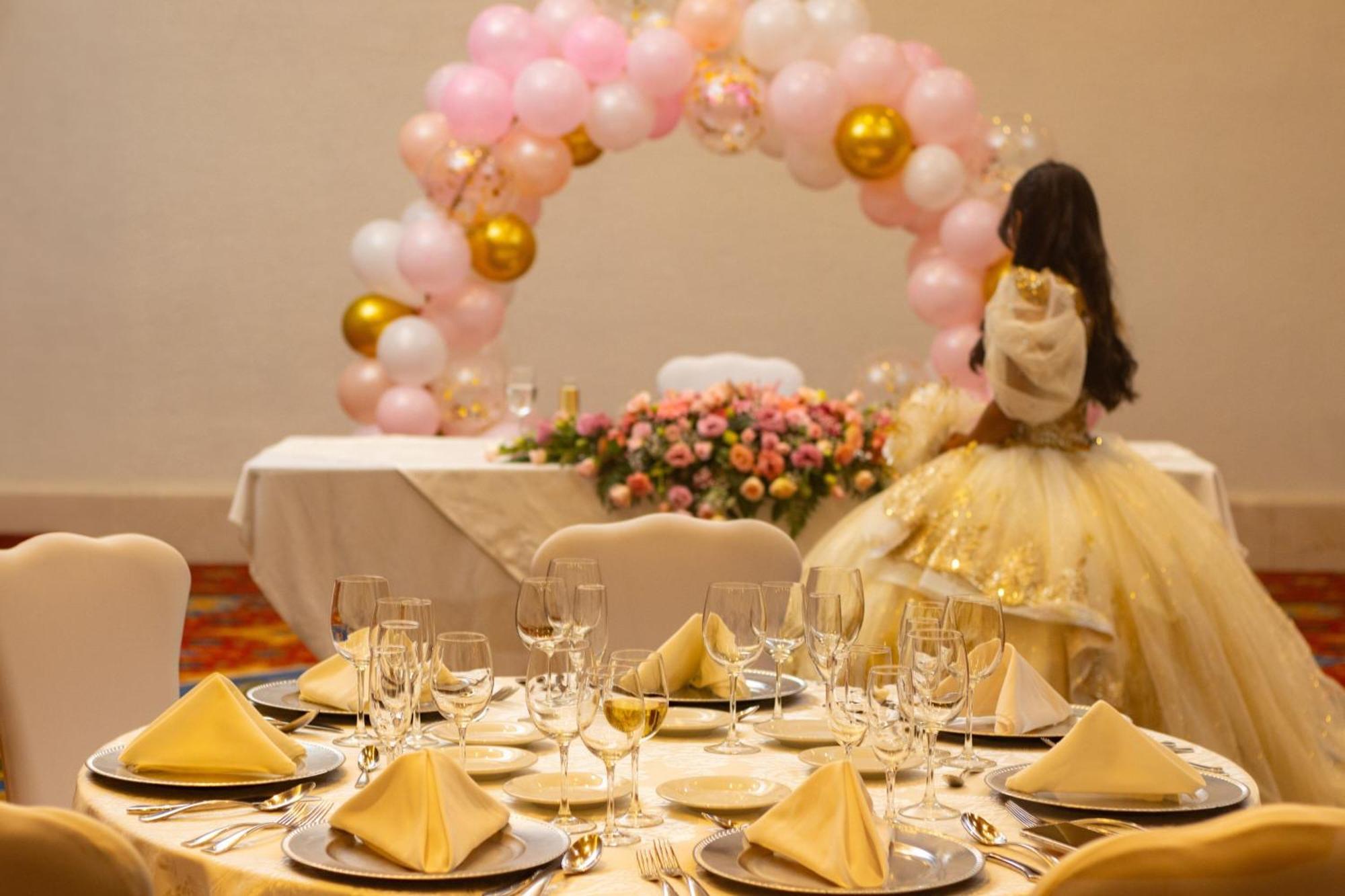 Fiesta Americana Hacienda Ixtapan De La Sal Ixtapan de la Sal Exterior foto A quinceañera at her quinceañera party