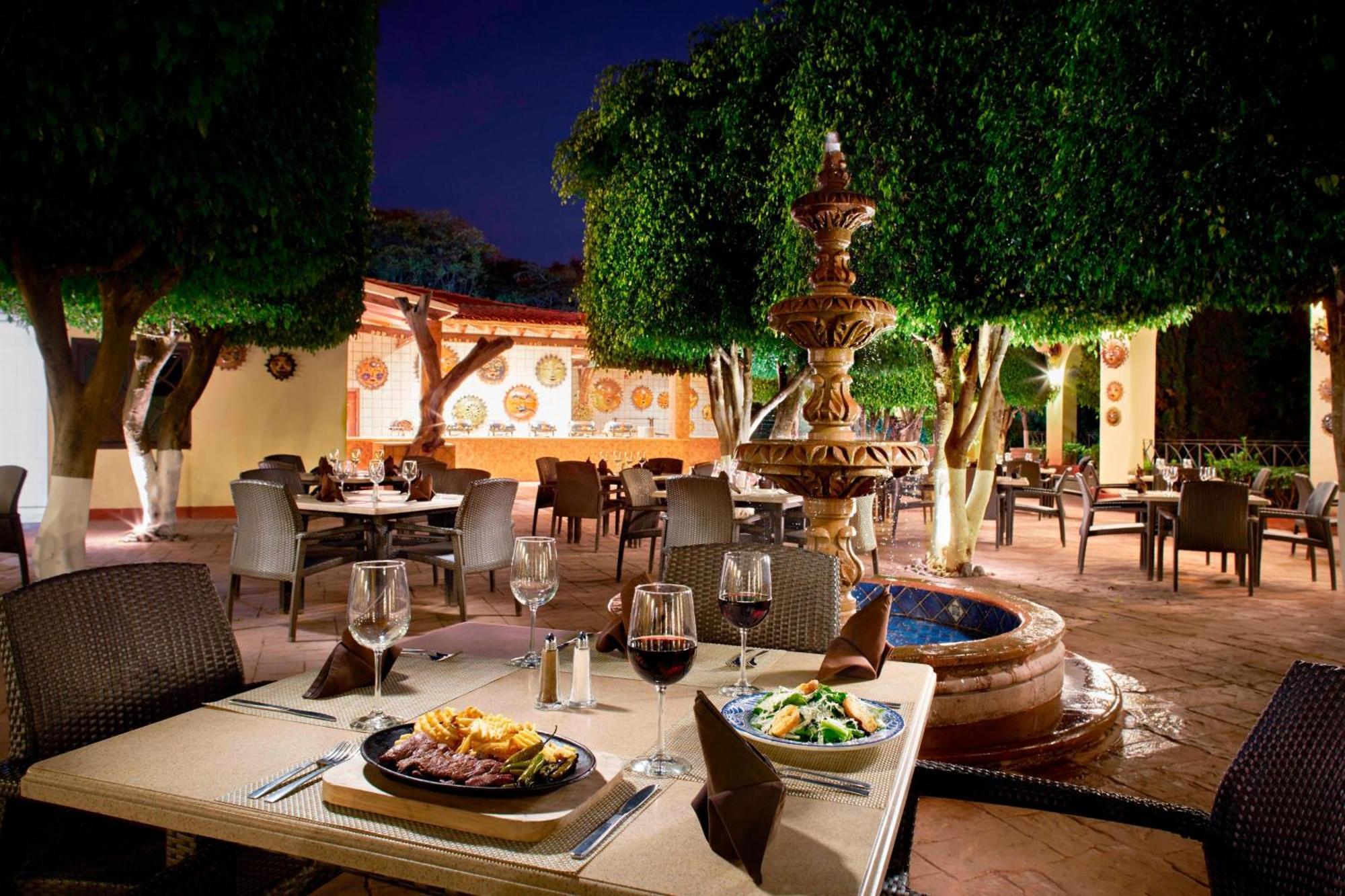 Fiesta Americana Hacienda Ixtapan De La Sal Ixtapan de la Sal Exterior foto The patio at the Phoenician