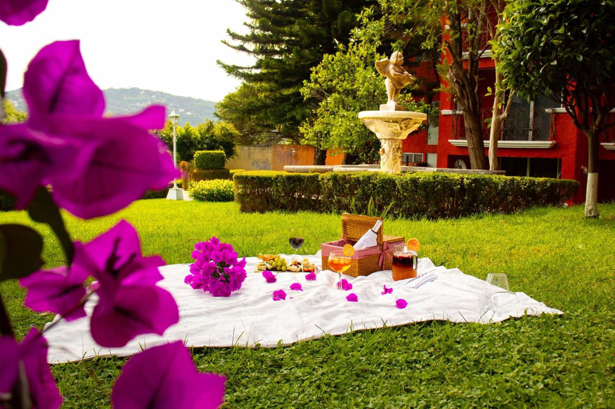 Fiesta Americana Hacienda Ixtapan De La Sal Ixtapan de la Sal Exterior foto A picnic in a garden