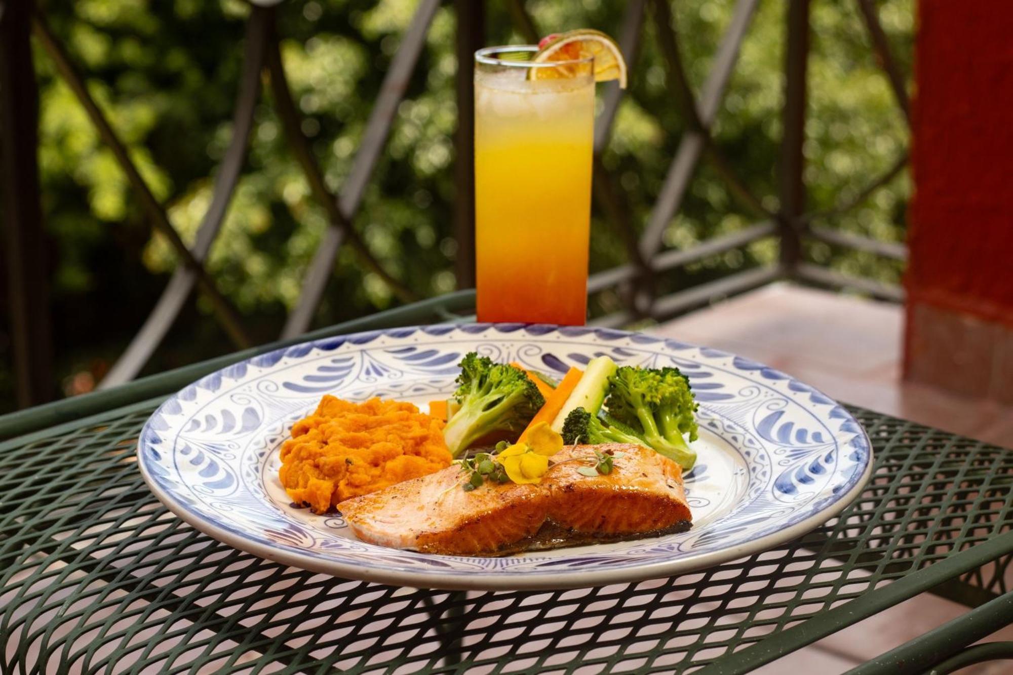 Fiesta Americana Hacienda Ixtapan De La Sal Ixtapan de la Sal Exterior foto A meal of salmon and sweet potato