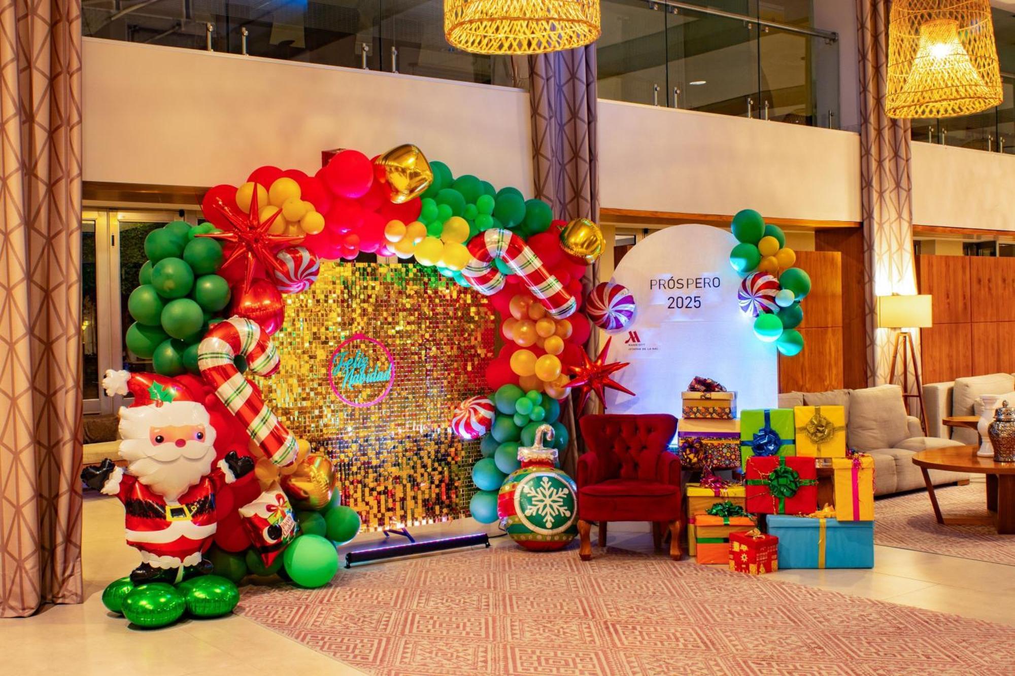 Fiesta Americana Hacienda Ixtapan De La Sal Ixtapan de la Sal Exterior foto A Christmas themed balloon arch